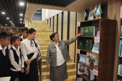 Ўқувчилар кутубхонада саёҳатда бўлди