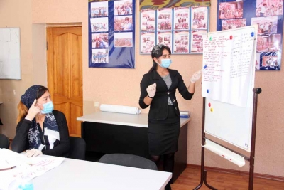 Ўз тадбиркорлигини бошламоқчи бўлган "темир дафтар"да турувчи оилалар вакилалари ўқитилди