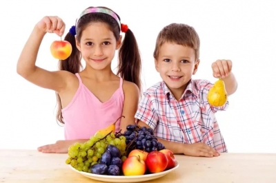 Let&#039;s train our children to eat fruits washing them