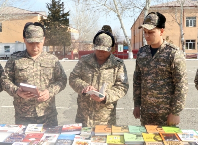 Ҳарбий қисмда китоб ярмаркаси